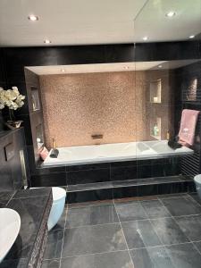Ένα μπάνιο στο Stylish 6 Bed - Huge Garden, 10 min to Durham City
