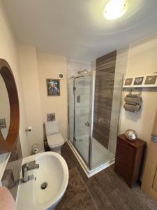 Ένα μπάνιο στο Stylish 6 Bed - Huge Garden, 10 min to Durham City