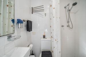 シドニーにある31Bea ABNB-Style Studio, 9 mins walk to Train, Easy access to CBDのシャワー、トイレ、洗面台を備えたバスルーム +14枚の写真