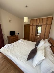 ein Schlafzimmer mit einem großen weißen Bett und Kissen in der Unterkunft Prime location one bed apartment with hydro bath in Royal Plaza in Borowez