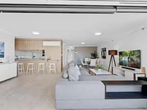ゴールドコーストにあるBeachfront Escape Zenith - Ocean Views, Pool, Spaのソファに座っているテディベアのあるリビングルーム +22枚の写真