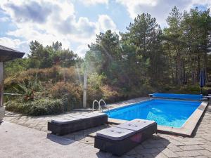 una piscina con panchine accanto di 6 person holiday home in Nexø a Neksø