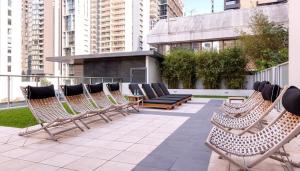 un grupo de sillas sentadas en la parte superior de un patio en Absolute Brisbane CBD, en Brisbane