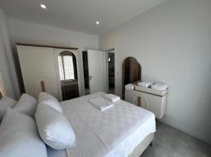 una camera bianca con letto e lavatrice di Villa Novara a Milas