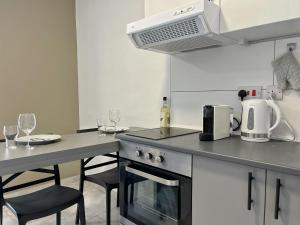 Η κουζίνα ή μικρή κουζίνα στο East & West Apartments +28 φωτογραφίες
