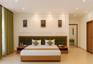 Ένα ή περισσότερα κρεβάτια σε δωμάτιο στο Hotel MJ MARRIOTS - Just 3 Mins From Golden Temple Amritsar