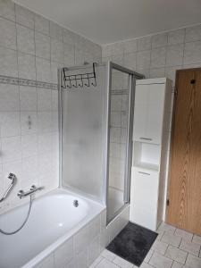 Ένα μπάνιο στο Moderne großzügige Wohnung zu vermieten +9 φωτογραφίες