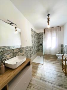 a bathroom with two sinks and two toilets at Ca' del Vento in Loreo