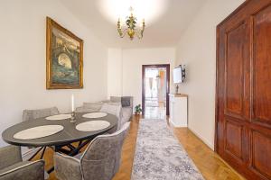 シビウにあるLUNA Residence Sibiu 1のテーブルとソファのあるダイニングルーム