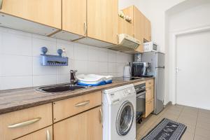 Η κουζίνα ή μικρή κουζίνα στο Comfortable & Affordable 2BR Flat in City Center