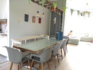 Un comedor con una mesa de cristal y sillas. en Historic townhouse 5 bedrooms, en Dordrecht