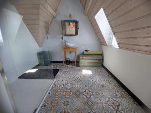 un baño en el ático con lavabo y aseo en Historic townhouse 5 bedrooms, en Dordrecht 12 fotos más