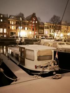 un barco está atracado en un puerto deportivo por la noche en Historic townhouse 5 bedrooms, en Dordrecht
