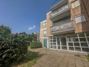 un edificio de apartamentos con balcón en un lateral en Le Davin - Parc Paul Mistral - Stade des Alpes, en Grenoble