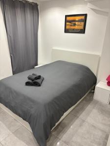 a bedroom with a bed with two towels on it at Petit Nid Pieds dans l'eau in Sausset-les-Pins