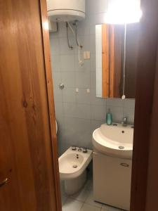 a small bathroom with a toilet and a sink at Casa vacanze un passo dal mare in Rodi Garganico