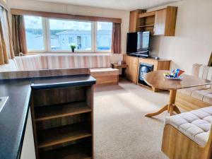 Kuchyň nebo kuchyňský kout v ubytování The Willow Caravan Holiday Home + 15 fotografií