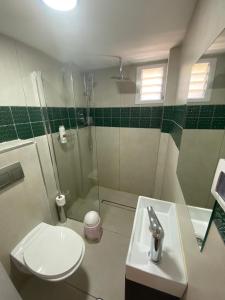 Ένα μπάνιο στο סוויטת הדקל