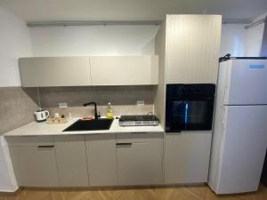 Η κουζίνα ή μικρή κουζίνα στο סוויטת הדקל