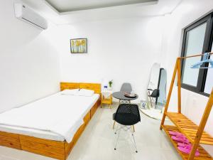 a bedroom with a bed and a desk at Vũ Trâm Homestay in Thôn Dương Xuân Hạ +17 photos