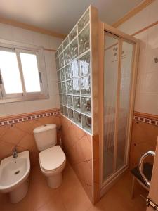 a bathroom with a toilet and a shower and a sink at Apartamento playa Valencia, Mareny Blau in Mareny Blau +5 photos