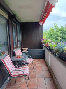 a patio with chairs and a table on a balcony at Ferienwohnung Lona in Bad Reichenhall
