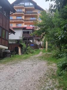 eine unbefestigte Straße vor einem Gebäude in der Unterkunft Studio Furnica Sinaia in Sinaia