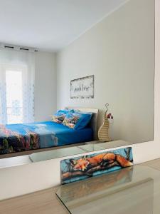 Un dormitorio con una cama y una vitrina de cristal. en Pink Fox - Family Apartment -, en Portici