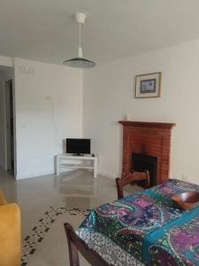 Una sala de estar con una cama y una chimenea. en Casa Annina in Basilicata, en Trivigno