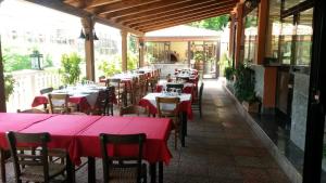 a restaurant with tables and chairs with red table cloth at Hotel La Pineta in Spilinga