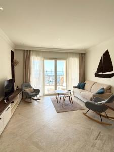 a living room with a couch and a tv at One Bedroom Sea View Apartment - Lustica Marina in Radovici