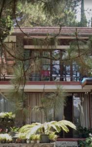 een gebouw met planten ervoor bij Ria Villa Istana Bunga in Tegalharendong