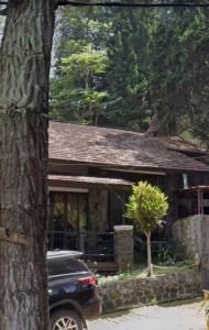 een auto geparkeerd voor een huis bij Ria Villa Istana Bunga in Tegalharendong