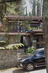 een auto geparkeerd voor een huis bij Ria Villa Istana Bunga in Tegalharendong