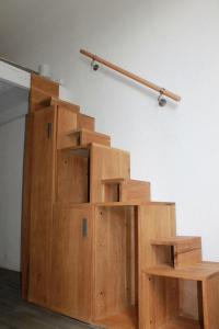 una estructura de madera con dos bancos y un poste en Studio des Halles, en Aviñón