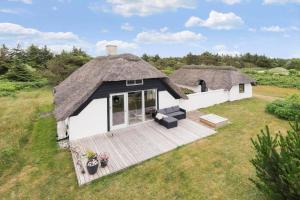 una vista aérea de una casa con techo de paja en 20045-Ulfborg-Hummelmosevej-5, en Sundhuse
