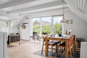 Una cocina y un comedor con mesa y sillas. en 20045-Ulfborg-Hummelmosevej-5, en Sundhuse