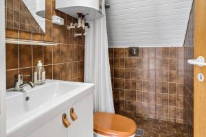 Un baño con lavabo, inodoro y ducha. en 20045-Ulfborg-Hummelmosevej-5, en Sundhuse 15 fotos más