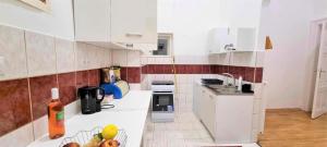 Η κουζίνα ή μικρή κουζίνα στο Peace Apartment Near Paliament