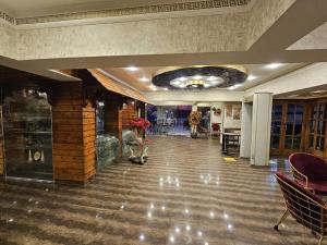 un hall vide avec des chaises et un plafond dans l'établissement Oasis Heliopolis Hotel-فندق أوازيس هليوبوليس, au Caire