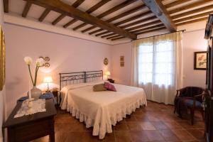 ein Schlafzimmer mit einem Bett und einem Fenster in der Unterkunft Casa Lari in San Gimignano + 37 Fotos