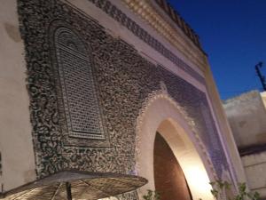 非斯KASBAH Guests Travel的建筑的侧面有一把伞 更多15张照片