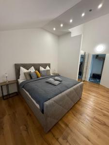 a bedroom with a large bed in a room at Stylische Ferienwohnung in Salzburg