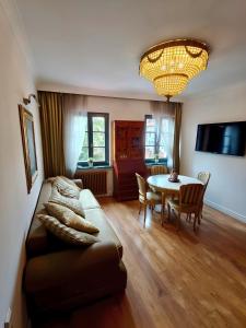 a living room with a couch and a table at Apartament Dominikańska 6 in Toruń