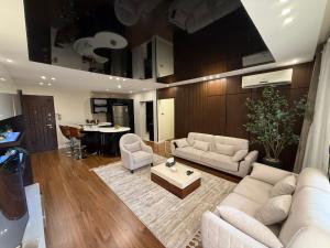 uma sala de estar com sofás brancos e uma mesa em Family Sparkling 2BR Facing CityStar em Cairo