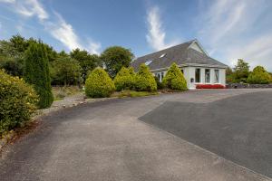 a house with a driveway in front of it at Fernfeild in Old Twopothouse Cross Roads