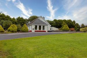 a white house with a lawn in front of it at Fernfeild in Old Twopothouse Cross Roads