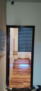 アムリトサルにあるHotel Bhandariのウッドフロアの部屋への開口ドア