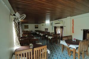 Un restaurante u otro lugar para comer en Maharaja Hotel
