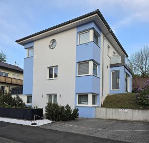 Un edificio blanco con un reloj encima. en Ferienwohnung Viktoria, en Bad Kissingen